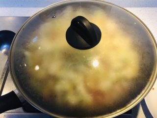 13、番茄咖喱菜花,加一碗水，加盖焖煮8分钟。