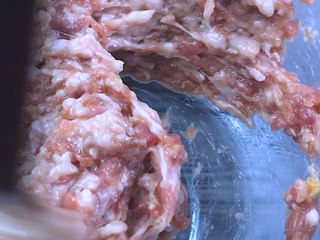 3、红油抄手,往同一个方向不停的搅拌，期间可少量多次的加水一起搅拌，水的量一定要控制好，一次不超过5毫升，这样搅拌出的肉糜口感会更加嫩滑后放置20分钟