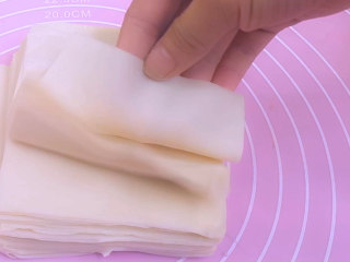 4、红油抄手,准备抄手皮，据说北方称为混沌皮，不知道是不是一样的。个人觉得抄手皮比饺子皮薄一点点，但又比混沌皮稍稍厚一点点，皮不薄不厚口感刚刚好