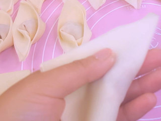 6、红油抄手,边角对折成一个三角形