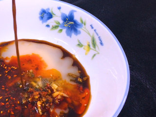 9、红油抄手,汤碗中加入生抽10g 姜蒜末各8g 花椒粉3g  猪油5g 红油10g（根据个人口味增减） 香醋8g 香油几滴