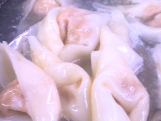 11、红油抄手,抄手放入开水锅中煮熟，抄手浮在水面上时就代表煮熟啦
