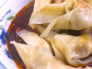 12、红油抄手,将煮熟的抄手放入调好的汤碗中