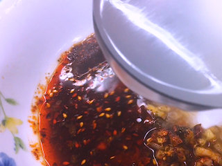 10、红油抄手,再加入几勺高汤搅拌匀，没有高汤也可以用煮抄手的汤代替