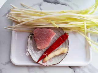 1、韭黄炒肉丝,准备食材。