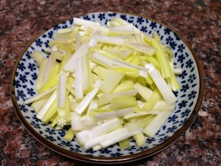 2、韭黄炒肉丝,将韭黄切小段备用。