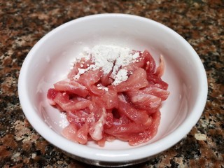 3、韭黄炒肉丝,将肉切丝加入适量淀粉和清水拌匀备用。