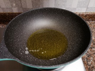 5、韭黄炒肉丝,热锅倒油烧至八成热。