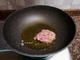 6、韭黄炒肉丝,放入肉丝翻炒至变色断生。