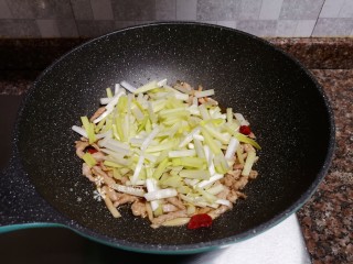 8、韭黄炒肉丝,放入韭黄翻炒片刻。