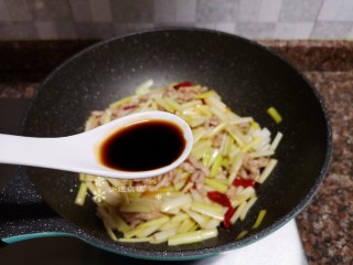 9、韭黄炒肉丝,倒入适量生抽翻炒均匀。