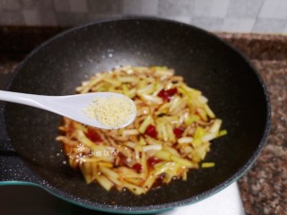 10、韭黄炒肉丝,放入适量鸡精翻炒均匀。