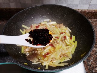 11、韭黄炒肉丝,最后放入老干妈油辣椒翻炒均匀即可出锅。