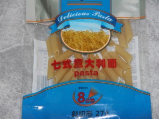 3、金枪鱼通心粉沙拉,准备通心粉
