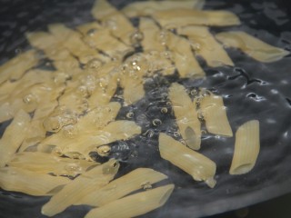 9、金枪鱼通心粉沙拉,煮8分钟左右