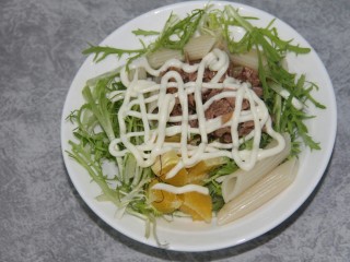 13、金枪鱼通心粉沙拉,挤上沙拉酱