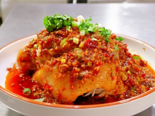 6、四川名菜东坡肘子,最后加入一勺葱花。结交汁即可