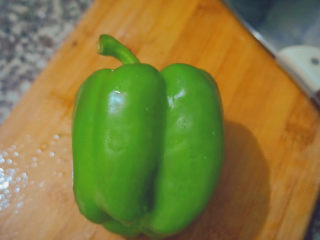 1、青椒炒腐竹,准备好一个青椒