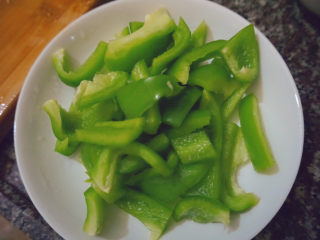 2、青椒炒腐竹,切小块然后洗干净沥干备用