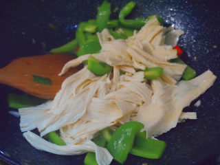 11、青椒炒腐竹,将泡软的腐竹倒进去