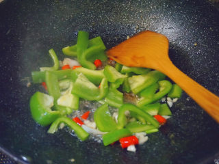 9、青椒炒腐竹,倒入青椒翻炒