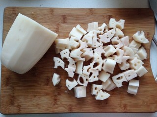 1、糖醋莲藕,莲藕去皮切丁,也可以切片哦