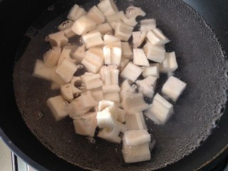 2、糖醋莲藕,藕丁焯水捞出备用