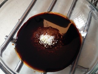 7、糖醋莲藕,搅拌均匀,糖醋汁就调好啦