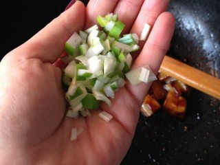 11、糖醋莲藕,加入葱花翻炒均匀