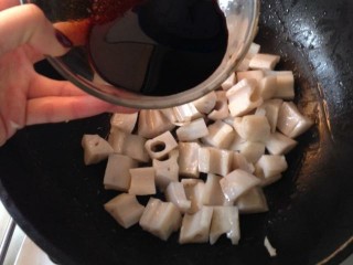 9、糖醋莲藕,起锅油热倒入藕丁翻炒,加入糖醋汁翻炒均匀