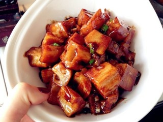 12、糖醋莲藕,出锅啦!因为藕丁焯过水很快熟的,不需要炒太久,炒久了就不脆不好吃了哦