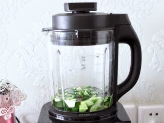 2、椰蓉黄瓜冻,黄瓜洗净后切小块，倒入破壁机，加入100克清水。