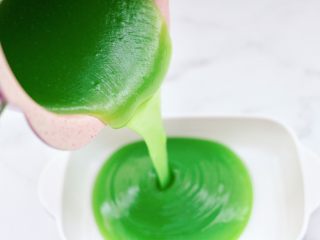 8、椰蓉黄瓜冻,把煮好的黄瓜汁倒入长方形的容器里。