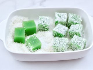 12、椰蓉黄瓜冻,最后裹上一层椰蓉就可以了。