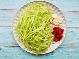 1、清炒莴笋丝,莴笋去皮切丝。大蒜切瓣，辣椒切段。