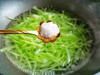 3、清炒莴笋丝,加入一点点盐。