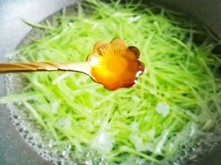 4、清炒莴笋丝,加1小勺油，焯水30秒。