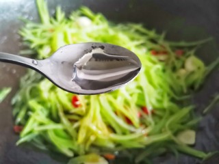 11、清炒莴笋丝,1小勺白醋。