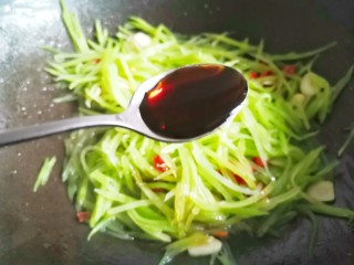 10、清炒莴笋丝,1小勺生抽。