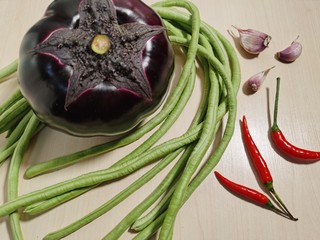 1、豇豆烧茄子,准备所需要的食材。