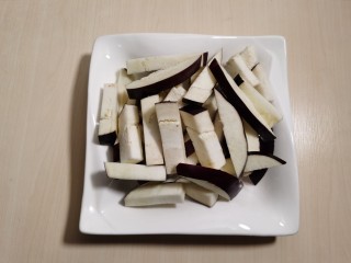 2、豇豆烧茄子,茄子洗净去掉茄把，切成大一点的长条块。