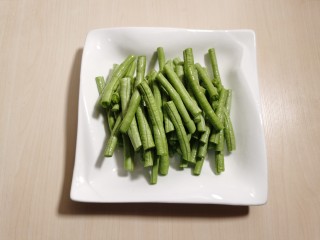 3、豇豆烧茄子,豇豆择去两头，用手掰成长段。