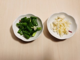4、豇豆烧茄子,大蒜去皮拍碎，小葱切成葱花。