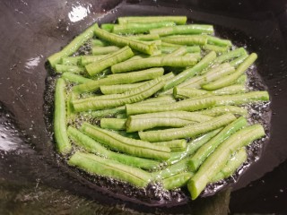 6、豇豆烧茄子,锅里放油多一点，放入豇豆过油炸软。不用担心太过油腻，豇豆油炸时不太怎么吸油。