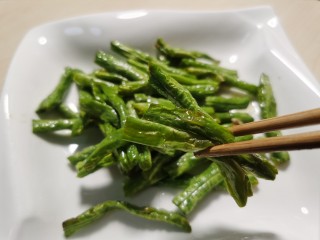 7、豇豆烧茄子,当豇豆炸到表面起皱疲软时，捞出控油。