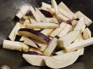 8、豇豆烧茄子,茄子要是油炸会特别吸油，为了控油，茄子只用油煎软就好。炸豇豆的锅留少许底油，放入茄子。