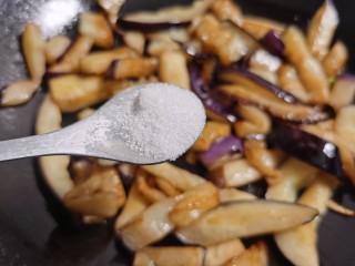 9、豇豆烧茄子,煎茄子的时候可以撒上少许盐，这样茄子很容易就煎软了。