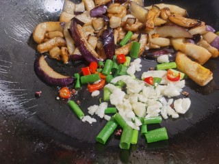 10、豇豆烧茄子,当茄子煎软后，放入葱、蒜、辣椒煸炒出香味。