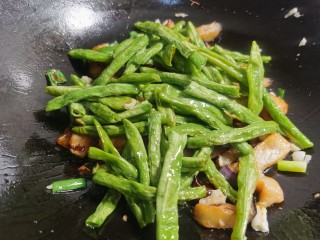 11、豇豆烧茄子,放入炸好的豇豆。