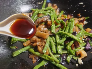 14、豇豆烧茄子,加入一勺蚝油，要是觉得太干可加入一点点热水。